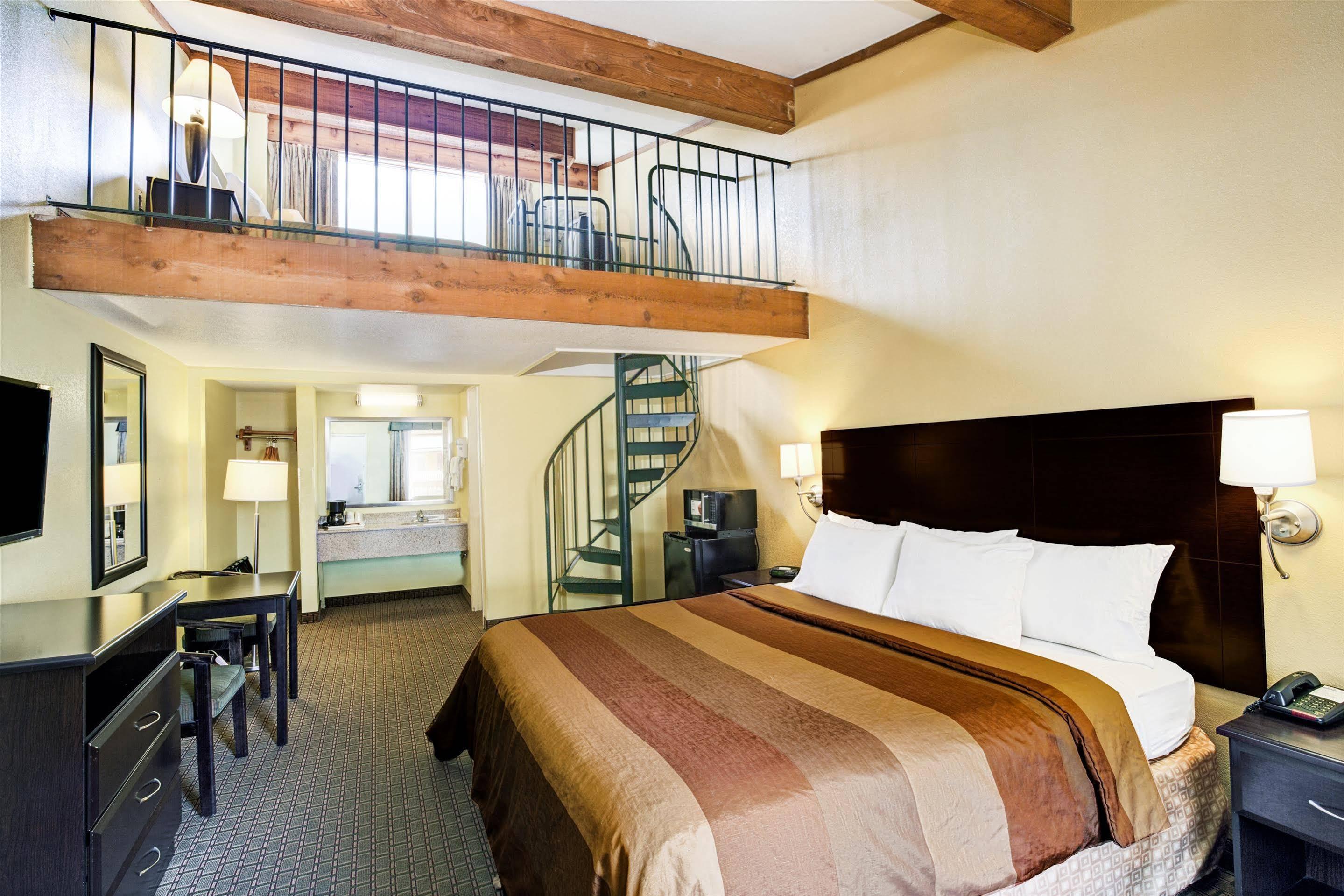 Days Inn & Suites By Wyndham Downtown Gatlinburg Parkway Экстерьер фото