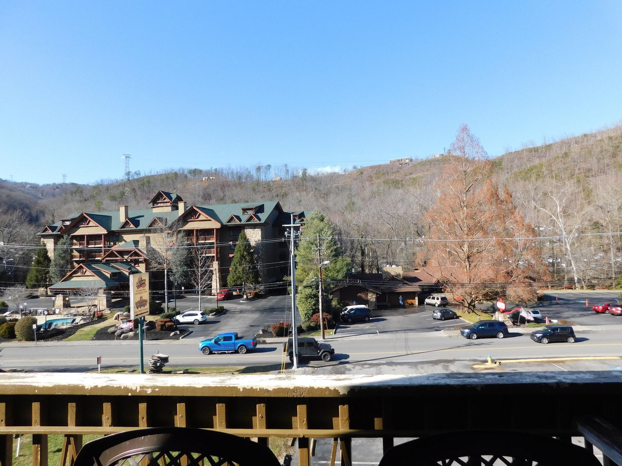 Days Inn & Suites By Wyndham Downtown Gatlinburg Parkway Экстерьер фото