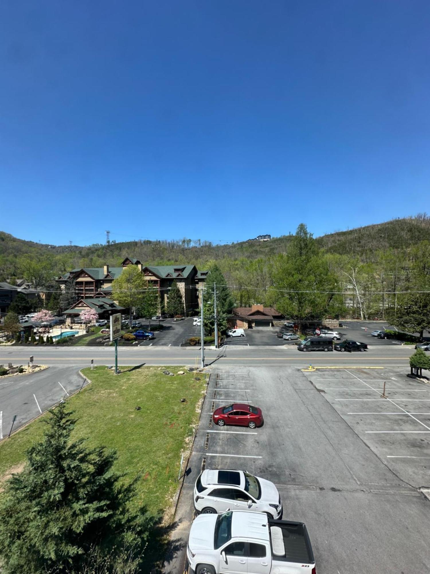 Days Inn & Suites By Wyndham Downtown Gatlinburg Parkway Экстерьер фото